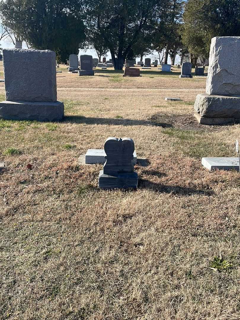 Gladys M. Neilson's grave. Photo 2