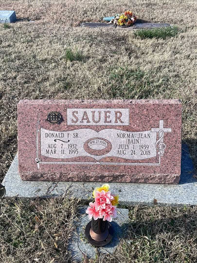 Norma Jean Bain Sauer's grave. Photo 1